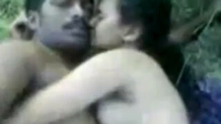 வயக்காட்டில் வெட்டவெளியில் கல்லுரி ஜூனியர் பெண் காம படம்