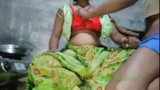 Samayal Araiyil Magan Tamil Amma Mulai Kasaki Pundai Sex