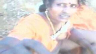 Salem gramathu aunty outdooril tamil pesi pool oombi ookiraal