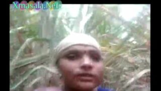 Gramathu manaivi solaikaatil oombi ookum sexy video