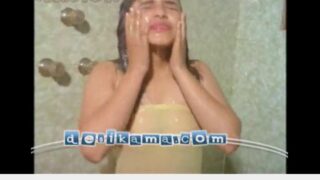 Actress nirvaanamaaga kulithu moodu eatrum sex kaatchi