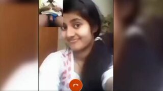 Big boobs paarthu kai adithu kanju edukum video call sex