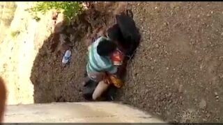 Aunty kathalan sunniyai maadiyil oombum mms