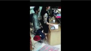 Accountant owner wife pundaiyil ookum hidden sex clip