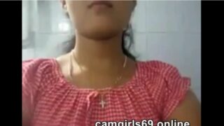 Chennai pen bathroomil small boobs pisaigiraal