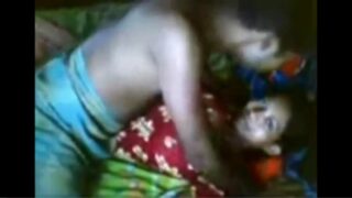 Village manaiviyai mulai sappi oothu vinthu irakum xxx kaatchi