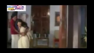 Auntyai ilam aan idupil kai vaithu thadavi usar seigiran