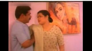 Big aunty boobs meethu kai vaithu thadavi sappum sex movie