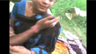 Village beautiful aunty kiss seithu mulai pundai kaatugiral