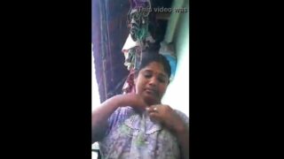 Madurai housewife aunty nighty zip kayati boobs kaatugiral