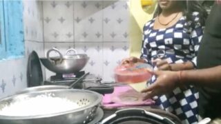Samayal araiyil housewife pundaiyil ookum kama padam