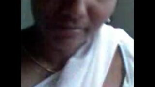 Thiruppur big aunty mulai kanbithu saree thuki ookiral