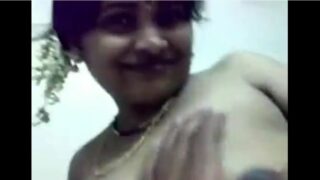 Sexy aunty guthithu matter adithu sugam tharugiraal