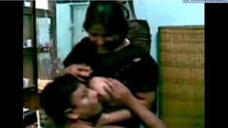 Madurai big boobs aunty kaai sappum tamil video sex