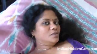 Chennai aunty wife mulai kanbithu pool oombum sexy tape