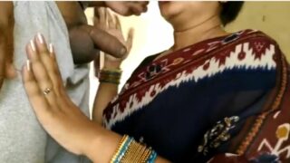 Bowjob seithu vinthu edukum sexy tamil aunty sex video