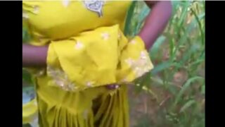 Yellow chudithar phant kazhatum aunty tamil village sex video