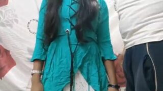 19 age tamil teen pennai thadavi ookum sex video