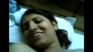 Pollachi cute tamil aunty kuthiyil ookum sex video