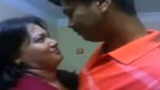 ஆண்ட்டி தேவிடியா ஷோவின் முலை போர் சக் டு ஹிஸ் பிபி