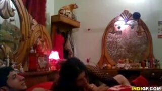 பெண் அளிக்கிறாள் எ சூடான வாய்வழிப் புணர்ச்சியை அண்ட்…