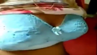எ இளம் கல்லூரிப் பென வித் பிக் முலை ஷோ இன் எ கால்