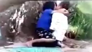 எ இளம் உன்மாற்றித் மண் மேட்டர் ஹிஸ் கிராமத்து மனைவி இந் வெளி