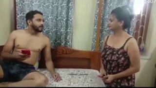 ஆண்ட்டி செட்ஸ்ட் தி கய் அண்ட் மேக்கிங் லவ் இந்த வீடு