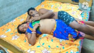 கிராமத்து இளம் ஆண்ட்டி மேட்டர் வித் எ நெயிபோர் இன் ஹேர் வீடு