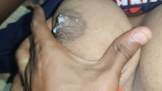 கிராமத்து மில்ப் ஆண்ட்டி சூடான மேட்டர் வித் மிளகிய முலை
