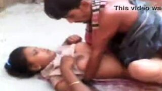 கிராமத்து பெண் ஸ்பிரேட்ஸ் புண்டை அண்ட் கேட்ஸ் மேட்டர்…