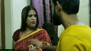 இளம் மேன் ப்ரெஸ்ஸஸ் தி ரெளடிவே ஆண்ட்டி’ஸ் முலை டு…
