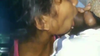 கல்லூரிப் பெண் ஊம்புவது பிரைவேட் கார் டிரைவர்’ஸ் சூடான…
