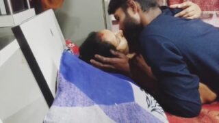 செக்ஸ்ய் பாபி ஹாட் கிஸ்ஸிங் நியூ புணர்ச்சி ஆஜர் வித்…