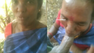 தி கிராமத்து லோக்கல் ஆண்ட்டி சுக்ஸ் அண்ட் ஷோவ்ஸ் தி புண்டை